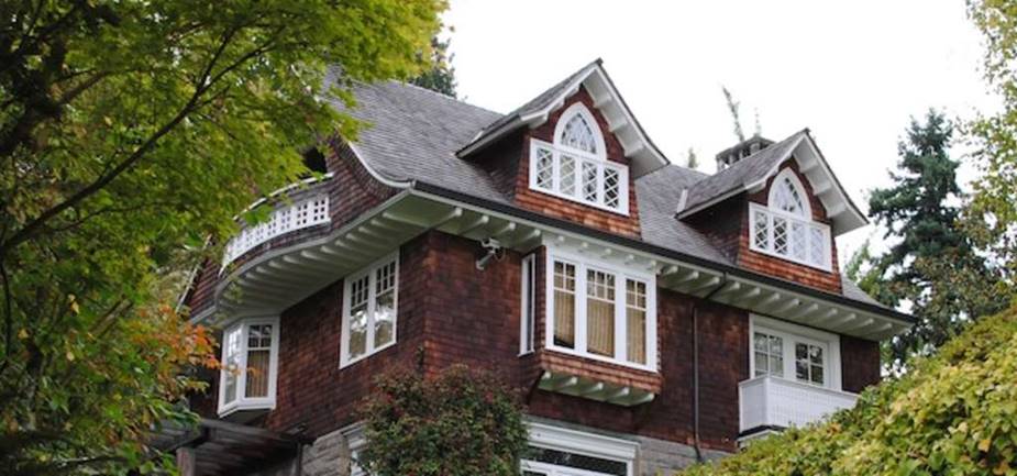 Kurt Cobain’s house in Seattle was well-known by fans. This black plastic on the wall used to give him the privacy that he needed from the eye of the public.